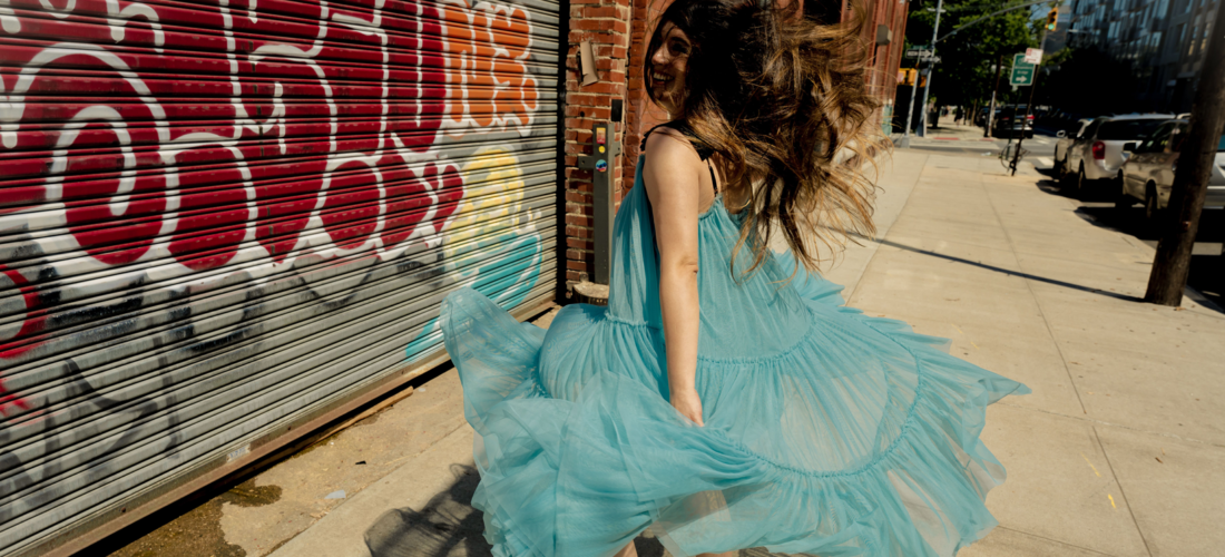  ¡Que nadie nos quite la alegría! A bailar con «Keep Dancing» de Andrea Mendoza