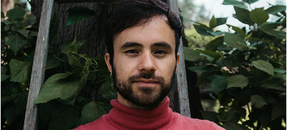  CAMALEÓNICO Y SIN ETIQUETAS: ASÍ ES ADRIAN BELLO